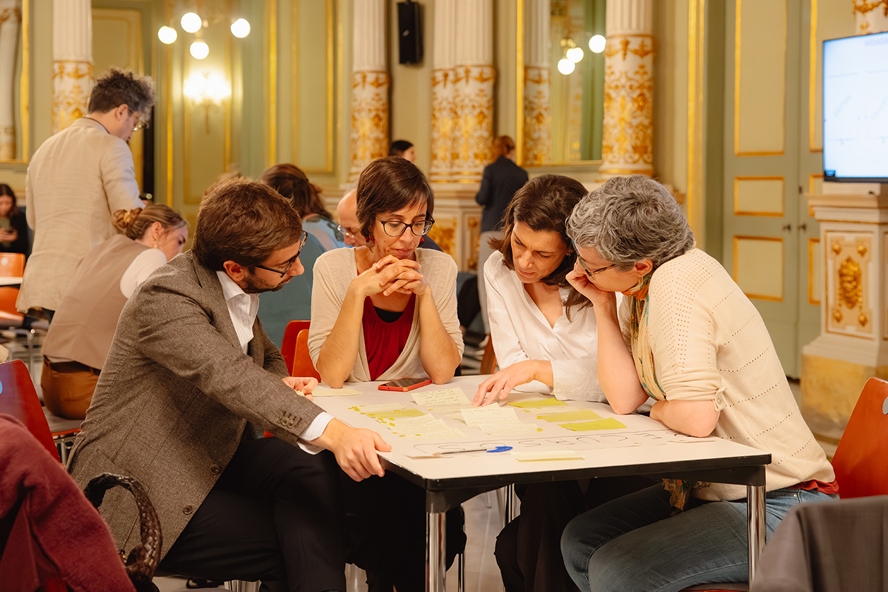 Més de 20 representants d’entitats referents del sector musical es van reunir al Saló dels Miralls del Gran Teatre del Liceu.