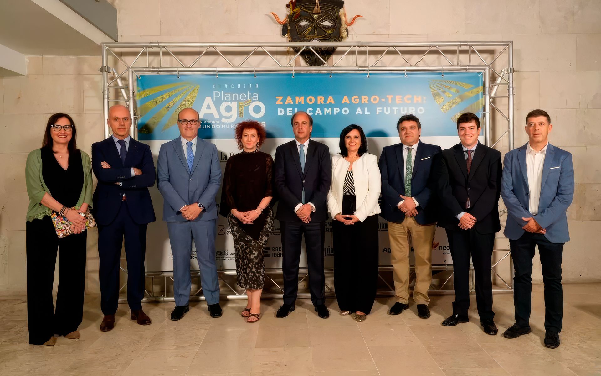 Foto de familia con (izq. a dcha.) Nuria Álvarez, Carlos Zardaín, Fernando Prada, Mercedes Buendía, Joaquín Antonio Pino, Belén Rodríguez, José Ángel Ruiz, Luis Garrido y Antonio Velázquez / José Luis Fernández
