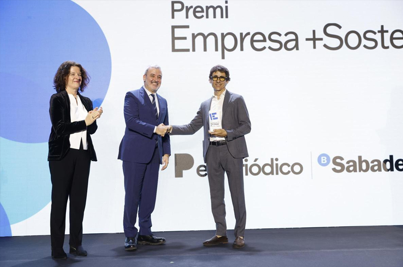 Jaume Collboni entrega el premio Empresa +Sostenible a 011h. Recoge el galardón Lucas Carné, cofundador de la empresa.