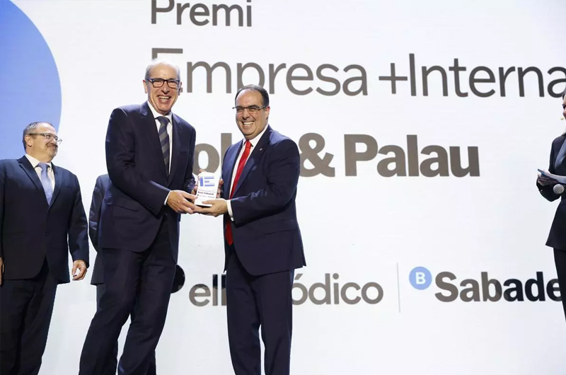 El director general del Port de Barcelona, Alberto Carbonell, entra el premio al directivo de Soler & Palau, Juan Manuel Lecue.