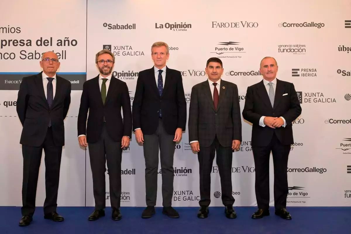 El director general de Prensa Ibérica en Galicia, Juan Carlos da Silva; el consejero delegado de Prensa Ibérica, Aitor Moll; el presidente de la Xunta, Alfonso Rueda; el delegado del Gobierno, Pedro Blanco; y el director general de Sabadell Gallego y director general adjunto de Banco Sabadell, Pablo Junceda. / Carlos Pardellas / Casteleiro / Gus de la Paz