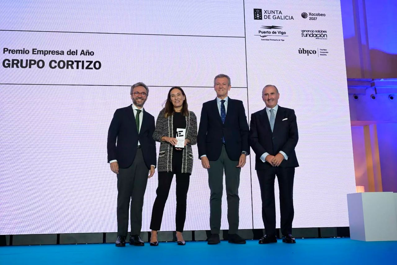 La directora general de Cortizo, Raquel Cortizo, con el premio Empresa del Año a este grupo empresarial, acompañada de Aitor Moll, Alfonso Rueda y Pablo Junceda. / Carlos Pardellas / Casteleiro / Gus de la Paz