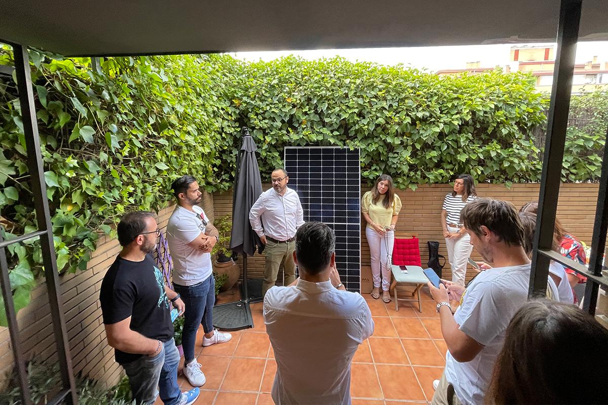 Luis Gutiérrez, Vanessa Castro y Patricia Casares de ‘Smart Solar’ en casa de Félix.