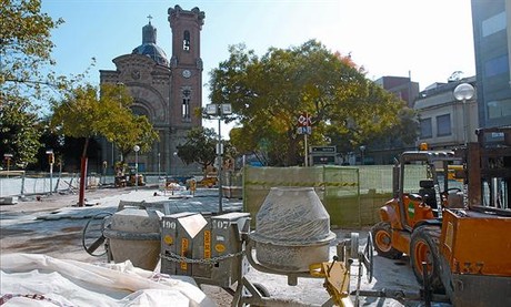 La maquinaria y el material de construcción invaden el centro de la plaza de Orfila, ayer.