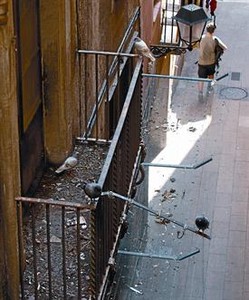 Uno de los balcones de la finca municipal de la calle de Civader, donde las palomas han hecho su hogar.